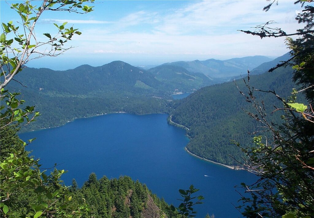 Озеро Полумесяц (Lake Crescent) находится в Олимпийском национальном парке штата Вашингтон, США.