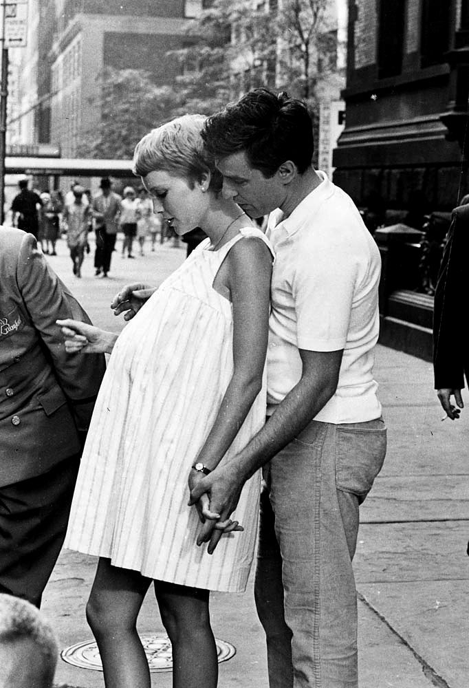 Миа Фэрроу и Джон Кассаветис на съемках фильма «Ребенок Розмари» (1968)