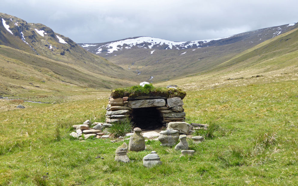 Каменные фигуры, изображающие Калех и её семью