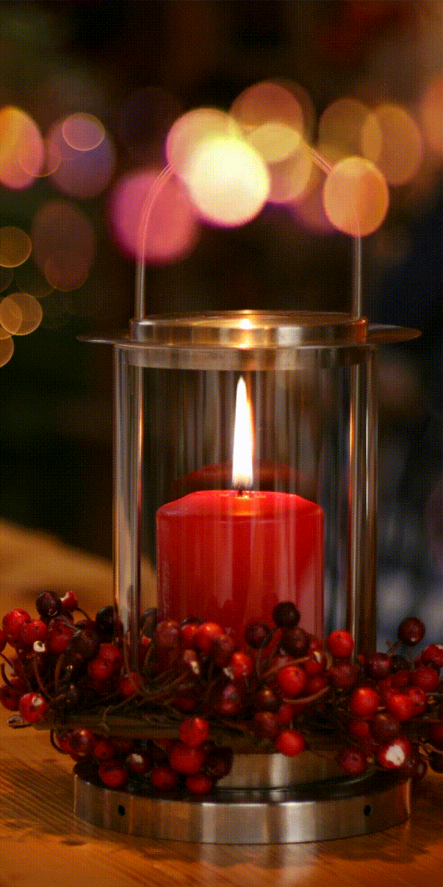 Красная свеча горит